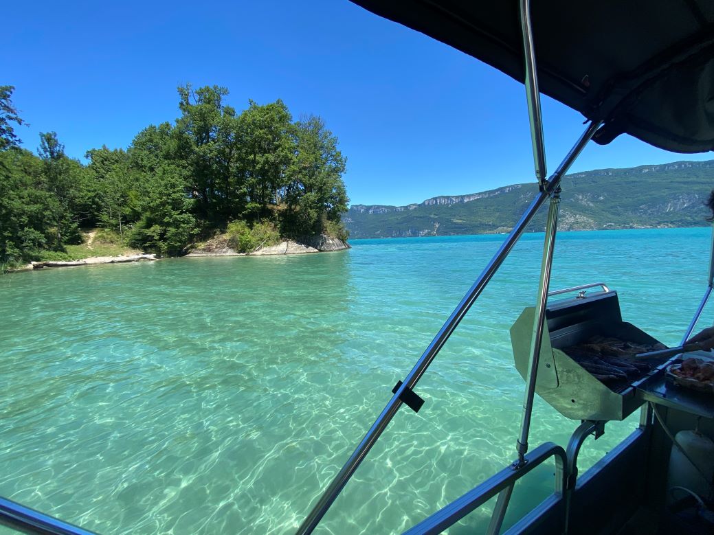 profitez d'un barbecue boat lors de votre croisière sur le lac du bourget à Aix les Bains